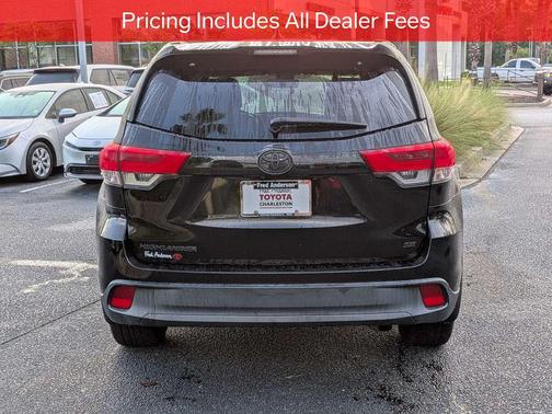Midnight Black Metallic 2017 Toyota Highlander SE