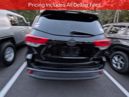 Midnight Black Metallic 2017 Toyota Highlander SE
