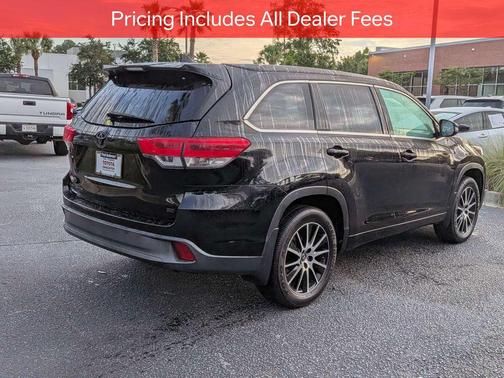 Midnight Black Metallic 2017 Toyota Highlander SE