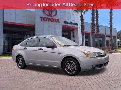 Ingot Silver Metallic 2010 Ford Focus SE
