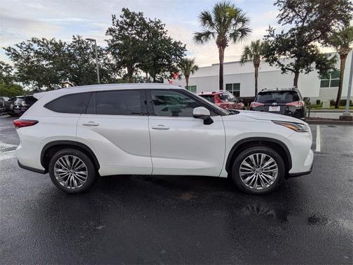 2022 Toyota Highlander Hybrid Platinum