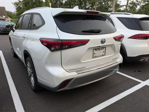 2022 Toyota Highlander Hybrid Platinum