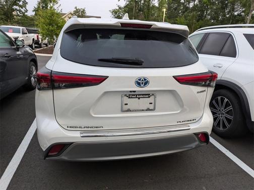 2022 Toyota Highlander Hybrid Platinum