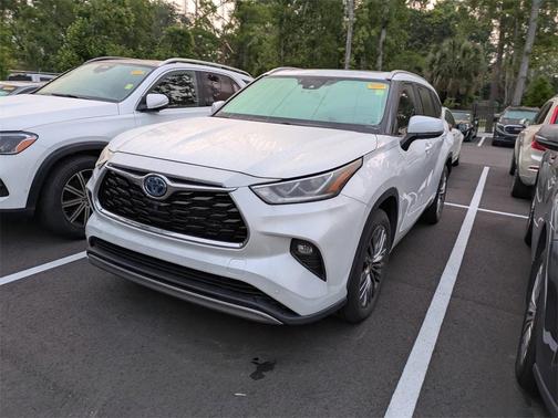 2022 Toyota Highlander Hybrid Platinum