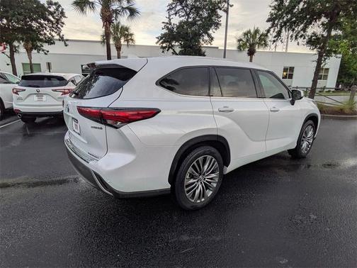 2022 Toyota Highlander Hybrid Platinum