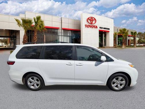 2016 Toyota Sienna LE