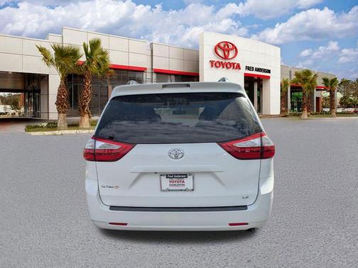 2016 Toyota Sienna LE