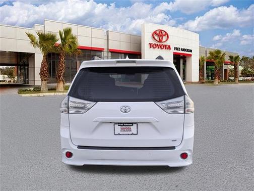 2020 Toyota Sienna SE