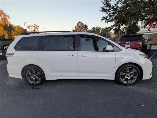 2020 Toyota Sienna SE