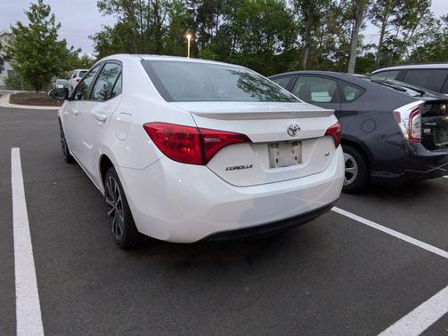 Super White 2017 Toyota Corolla SE