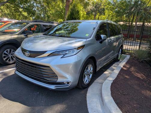 Celestial Silver Metallic 2025 Toyota Sienna Limited