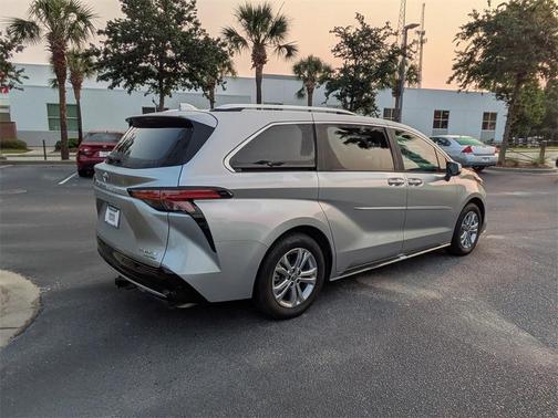 2024 Toyota Sienna Platinum 7 Passenger