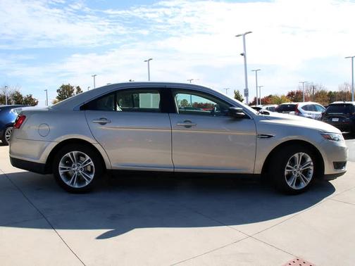 2017 Ford Taurus SE