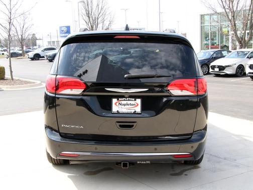 Brilliant Black Crystal Pearlcoat 2017 Chrysler Pacifica Touring-L