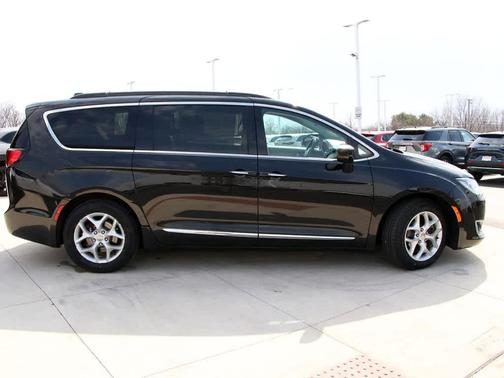 Brilliant Black Crystal Pearlcoat 2017 Chrysler Pacifica Touring-L