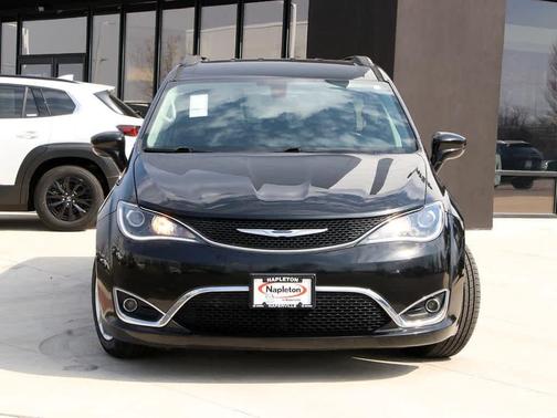 Brilliant Black Crystal Pearlcoat 2017 Chrysler Pacifica Touring-L