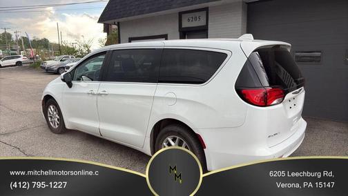 Bright White Clearcoat 2017 Chrysler Pacifica Touring