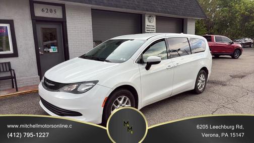 Bright White Clearcoat 2017 Chrysler Pacifica Touring