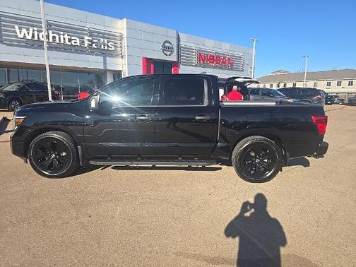 2023 Nissan Titan SV