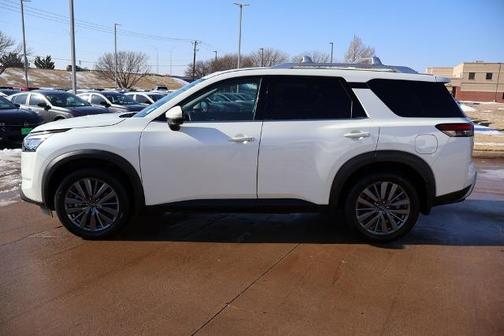 2023 Nissan Pathfinder SL