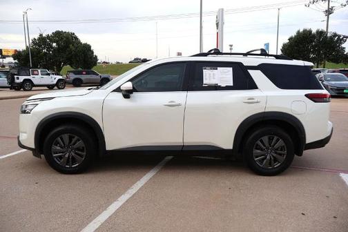 White 2024 Nissan Pathfinder SV