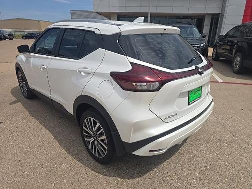 Aspen White 2024 Nissan Kicks SV