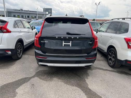 2017 Volvo XC90 T6 Momentum