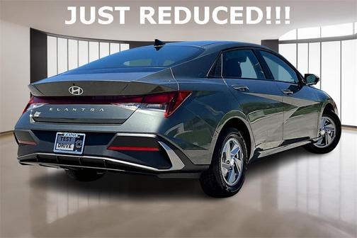 2024 Hyundai ELANTRA SE