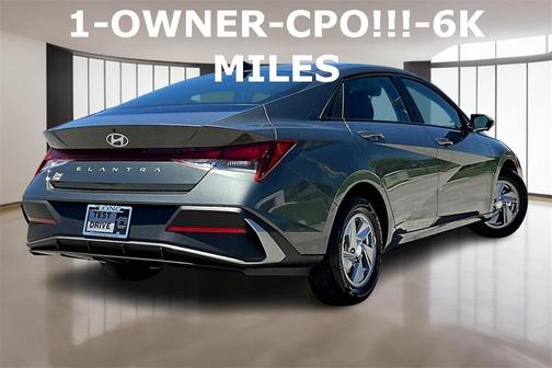 2024 Hyundai ELANTRA SE
