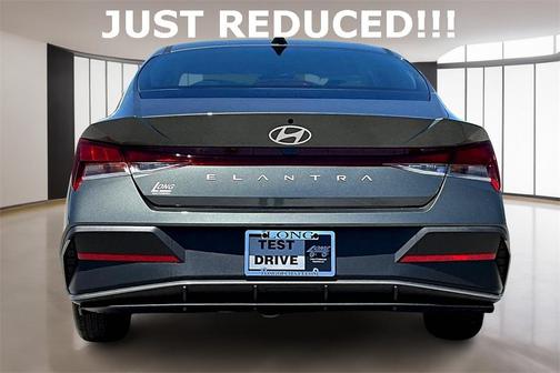 2024 Hyundai ELANTRA SE