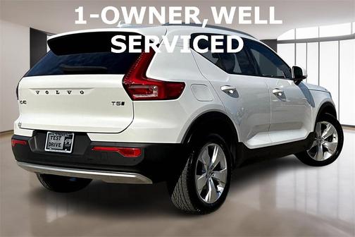 2022 Volvo XC40 T5 Momentum