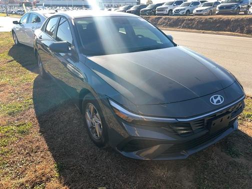 2025 Hyundai ELANTRA SE