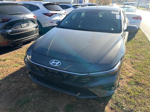 2025 Hyundai ELANTRA SE