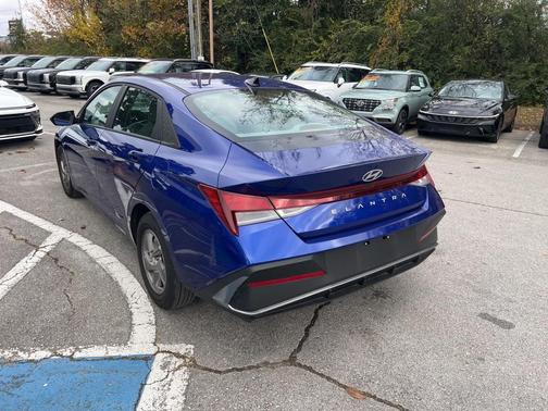 2025 Hyundai ELANTRA SE