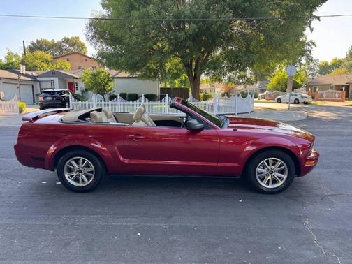 2005 Ford Mustang Deluxe