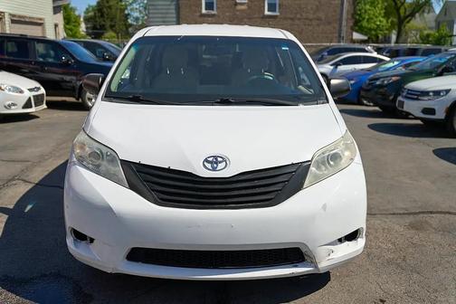 Super White 2012 Toyota Sienna LE