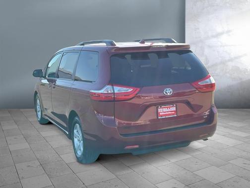 2018 Toyota Sienna LE