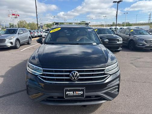 Deep Black Pearl Effect 2024 Volkswagen Tiguan 2.0T SE