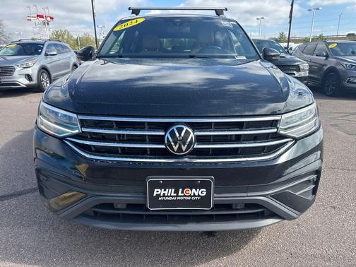 Deep Black Pearl Effect 2024 Volkswagen Tiguan 2.0T SE