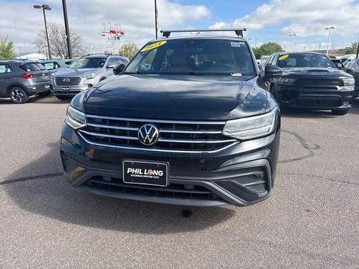 Deep Black Pearl Effect 2024 Volkswagen Tiguan 2.0T SE