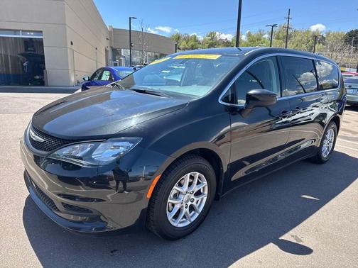 2022 Chrysler Voyager LX