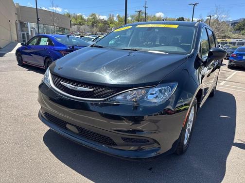 2022 Chrysler Voyager LX