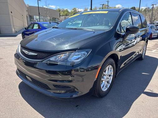 2022 Chrysler Voyager LX