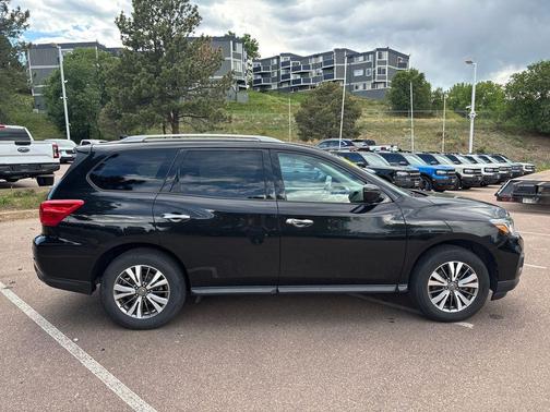 Magnetic Black Pearl 2020 Nissan Pathfinder SV