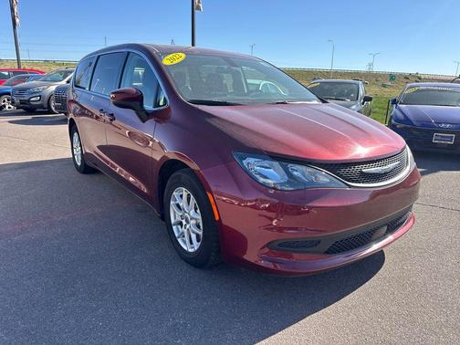 Velvet Red Pearlcoat 2022 Chrysler Voyager LX
