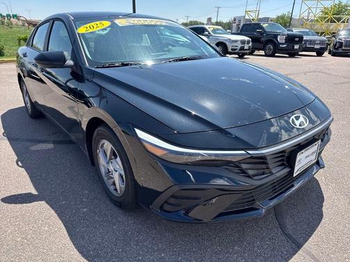 2025 Hyundai ELANTRA SE