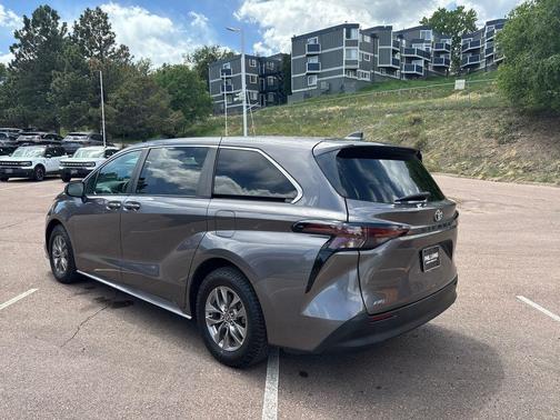Predawn Gray Mica 2023 Toyota Sienna LE