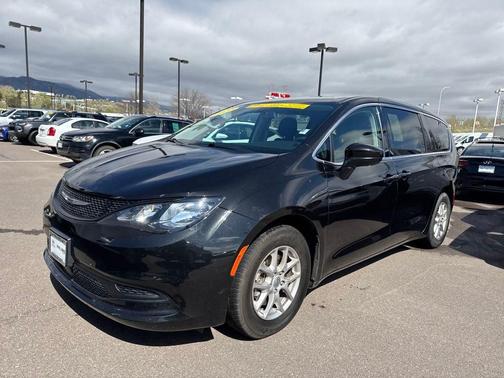 2022 Chrysler Voyager LX