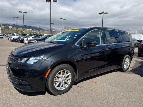 2022 Chrysler Voyager LX