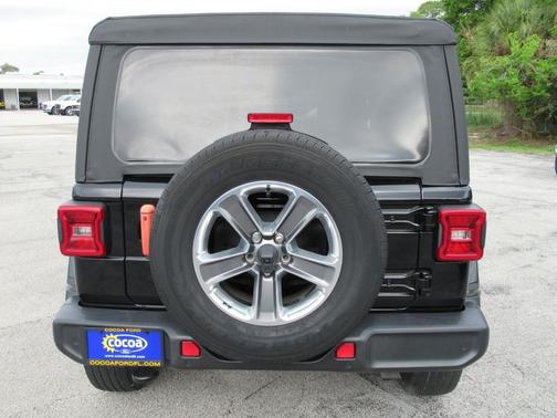 Black Clearcoat 2022 Jeep Wrangler Unlimited Sahara